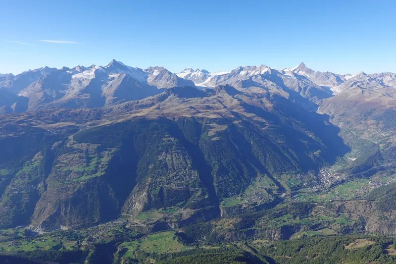 Blick aus der Luft über die Aletscharena bei Fiesch, darüber die Walliser Viertausender.
